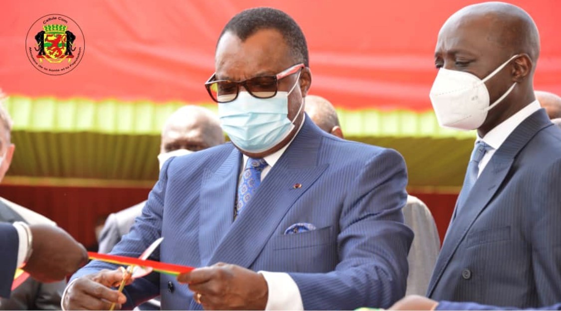 Le Président Denis Sassou N’Guesso coupant le ruban symbolique